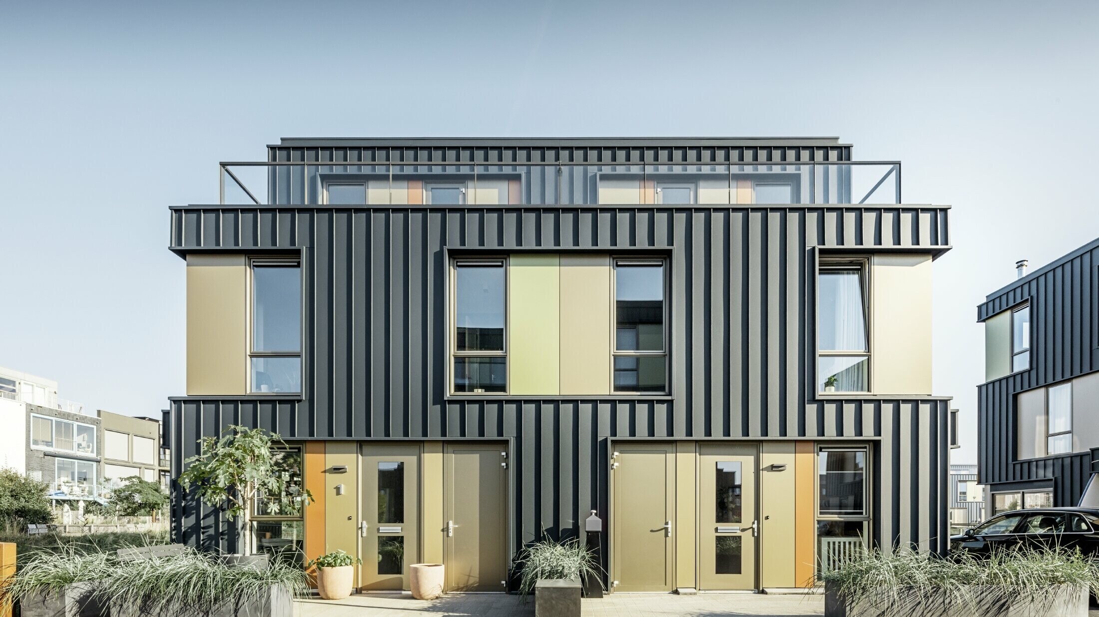 Maison à deux logements avec façade Prefalz de PREFA dans la couleur P.10 anthracite.