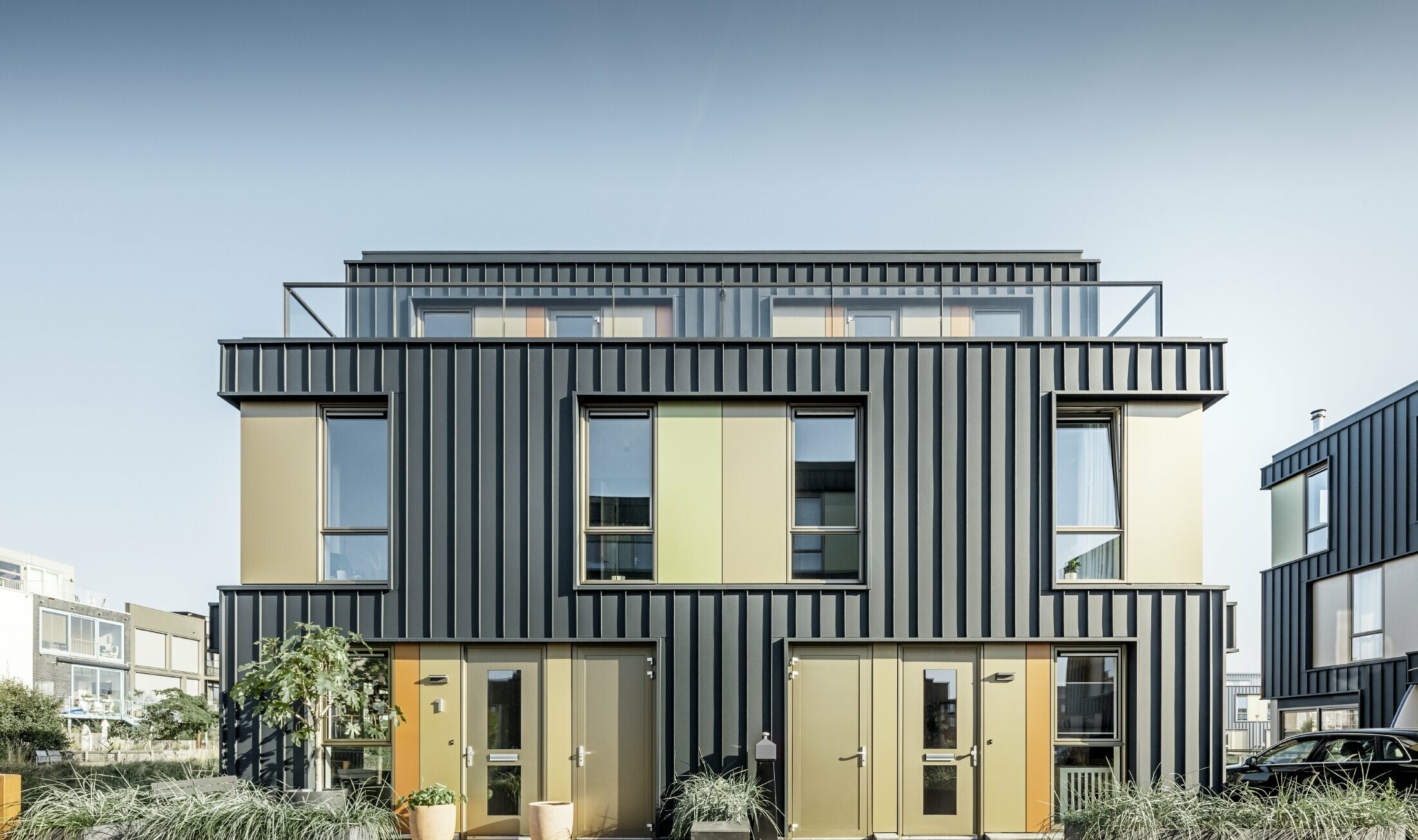 Maison à deux logements avec façade Prefalz de PREFA dans la couleur P.10 anthracite.