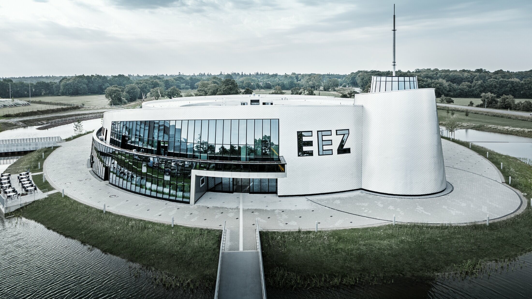 Les nombreuses parties arrondies du centre EEZ (Energie-Erlebnis-Zentrum) d'Aurich ont été revêtues avec le losange de façade 20 x 20 PREFA en aluminium naturel.