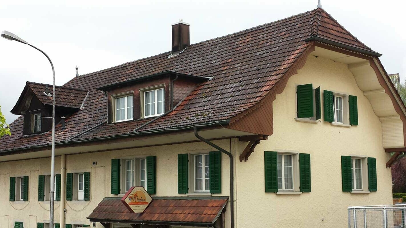 Krüppelwalmdach vor der Dachsanierung mit der PREFA Dachplatte in P.10 Anthrazit