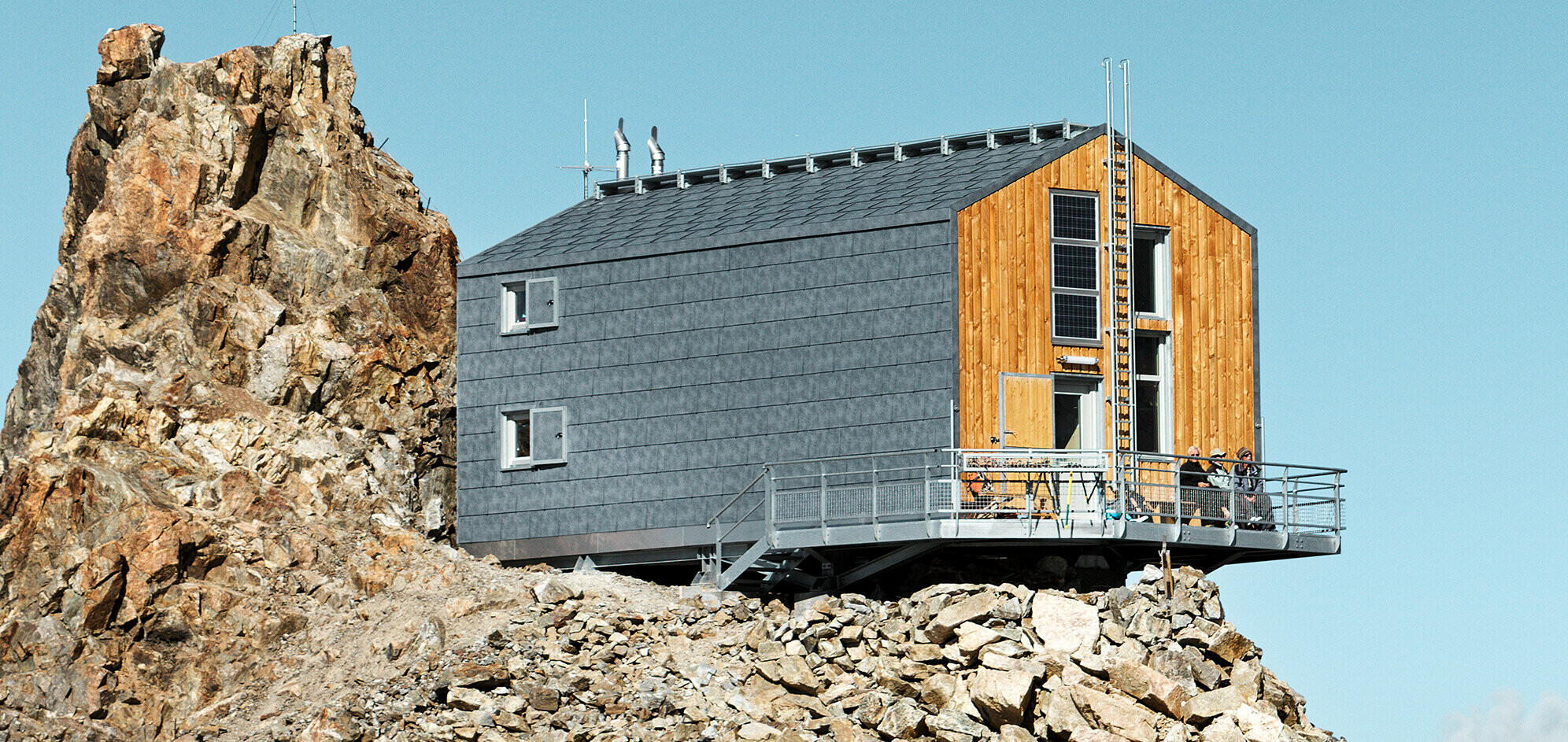 Frisch sanierte Schutzhütte Refuge de L´Aigle mit dem PREFA Dach- und Fassadenpaneel FX.12 in P.10 Steingrau.
