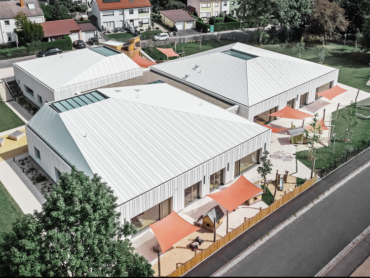 Les "trois sommets enneigés" de l'école évangélique léthéenne de Niederwern dont la toiture est recouverte de Prefalz dans la teinte P.10 blanc pur de chez Prefa