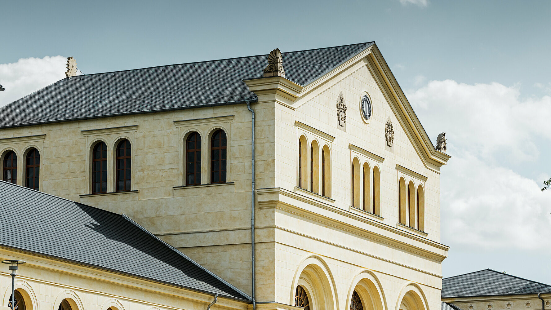 Lors de sa rénovation, une écurie située à Basedow en Allemagne a été recouverte de bardeaux de toiture PREFA de couleur P.10 anthracite