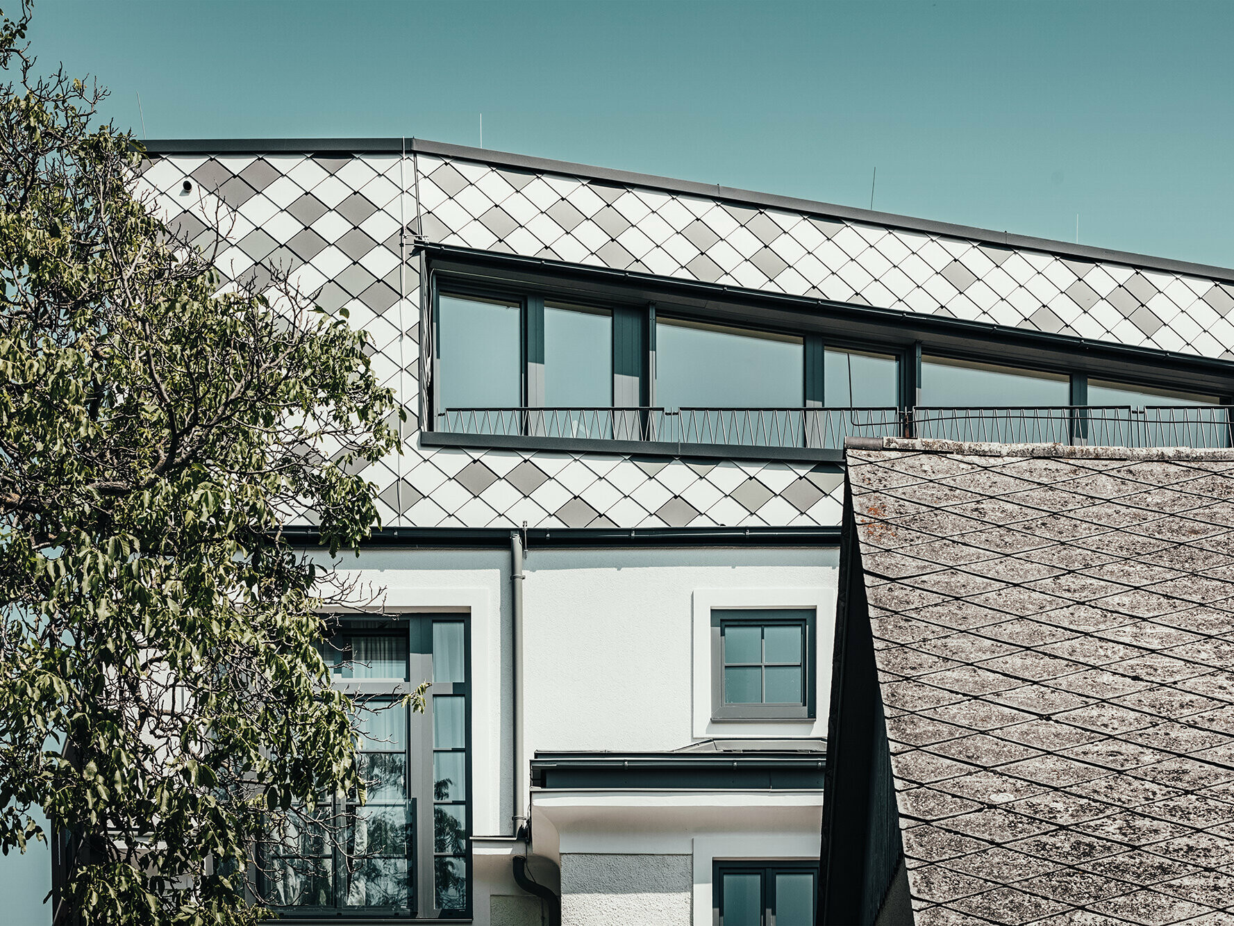 Im Vordergrund: Das alte Dach der Werkstatt. Hinten: das neue Dach der Reininghausvilla.