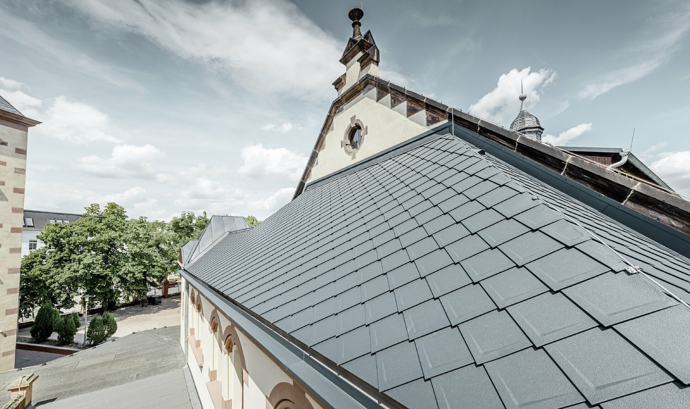 frisch sanierte Turnhallte der Schule Lutherstadt Wittenberg mit einem PREFA Aluminiumdach, verlegt wurden die Dachraute und Prefalz in anthrazit