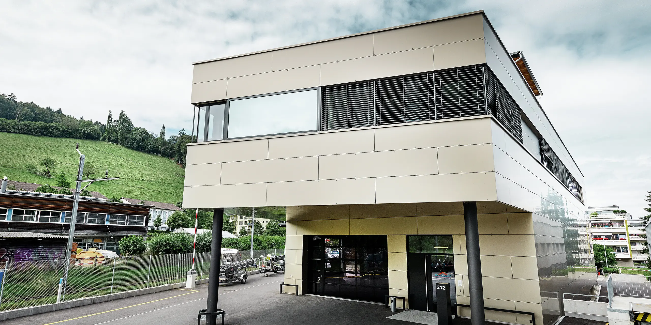 Die Rückseite des Firmengebäudes überzeugt durch eine großflächige PREFA Aluminiumfassade in Bronze. Die klare Linienführung und die filigrane Detailverarbeitung der Aluminium Verbundplatten zeigen die gestalterische und funktionale Qualität der PREFA Lösung.