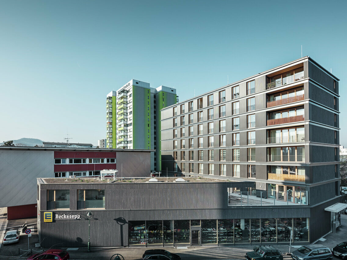 Die PREFA Pofilwelle in Schwarzgrau umhüllt das Multifunktionsgebäude in Freiburg, Deutschland.