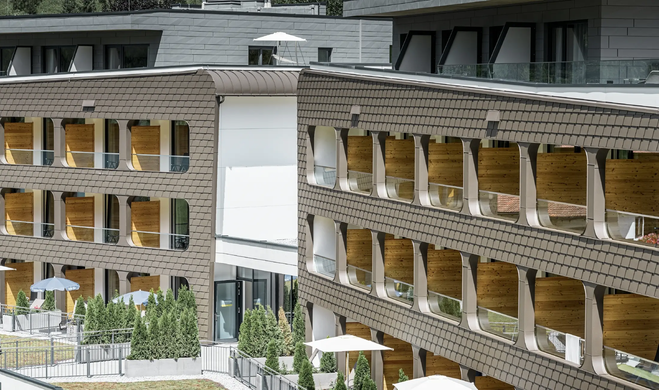 An den Balkonen wurde mit PREFA Wandschindeln in Braun gearbeitet