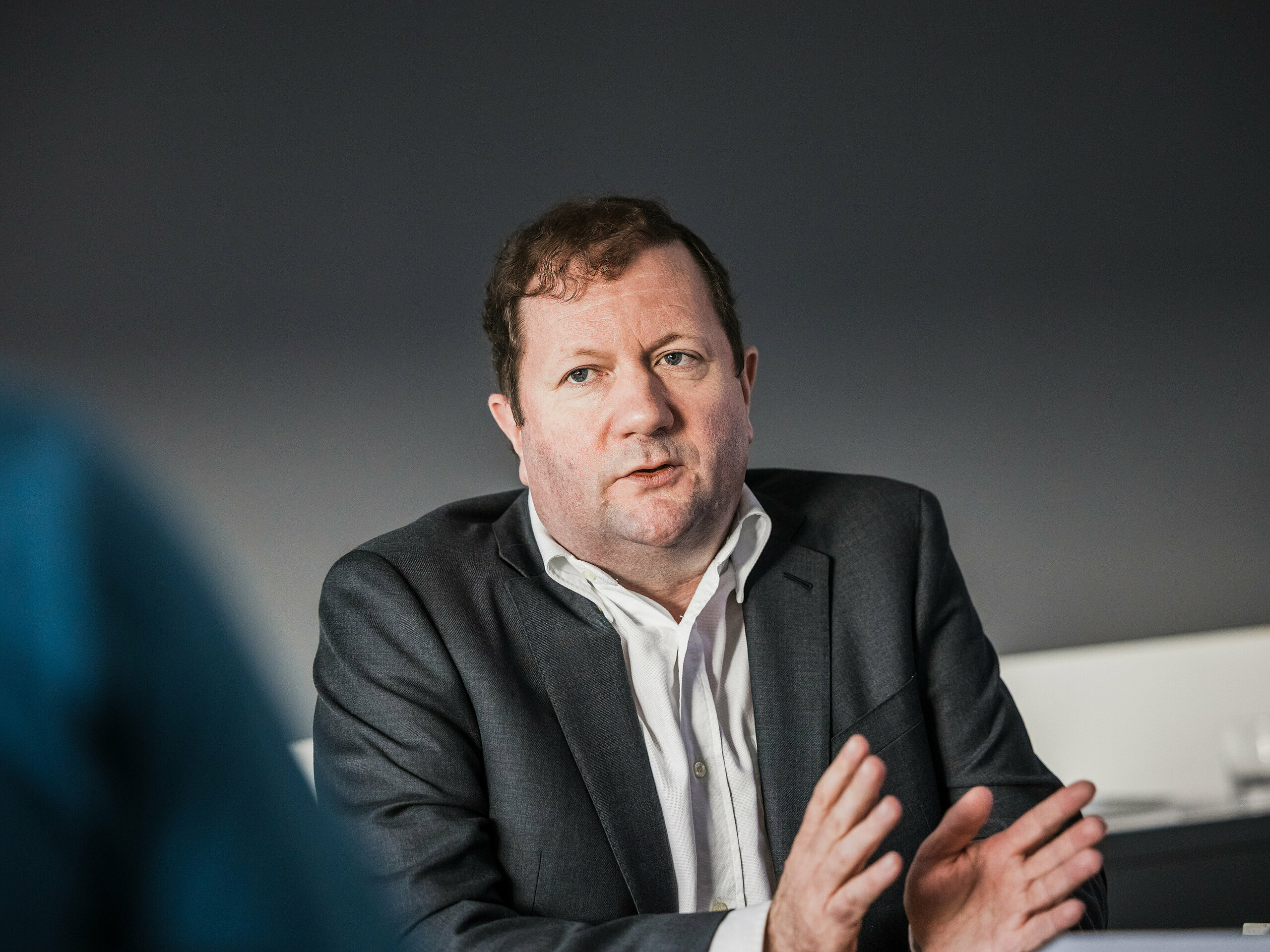 Pierre Hiblot, Geschäftsführer des seit 1946 bestehenden Familienunternehmens Quemard aus der Bretagne. Die handwerkliche Perfektion der Firma Quemard macht die Fassade des Collège Léontine Dolivet nicht nur optisch zum Eyecatcher, sondern garantiert auch Langlebigkeit und Witterungsbeständigkeit.