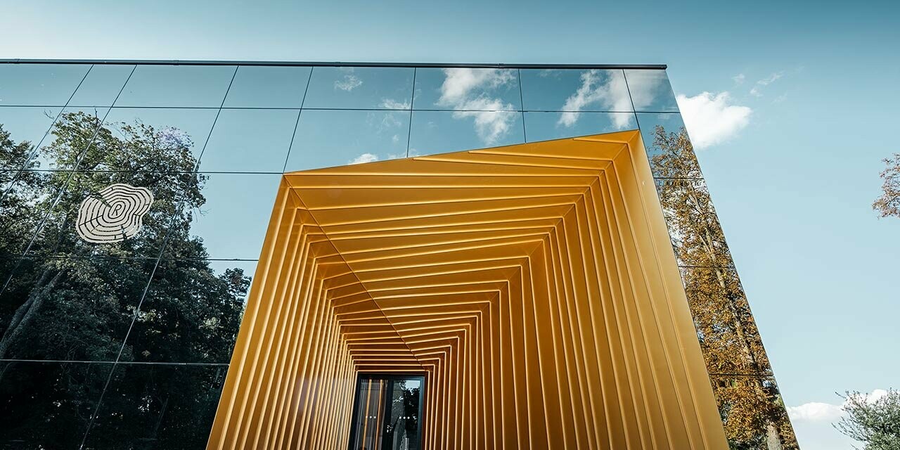 Nouveau bâtiment aux grandes baies vitrées sur le domaine viticole Rúbaň — Façades en aluminium PREFA de couleur or maya