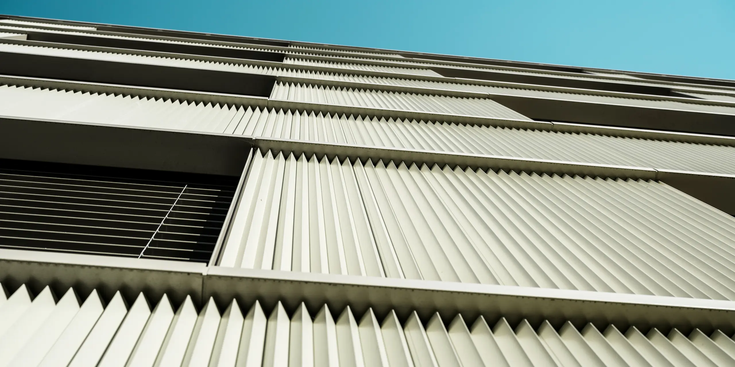 Le bâtiment résidentiel moderne "Stetterhaus" à Altstetten, Zurich, est entouré d'une façade unique - le profil dentelé PREFA dans la couleur métallique perle spéciale.