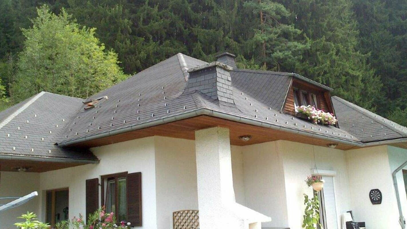 Einfamilienhaus mit Walmdach vor der Dachsanierung mit der PREFA Dachplatte inklusive Trapezgaube