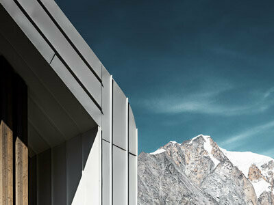 PREFALZ Fassade des Hotel des Alpes mit Gebirge im Hintergrund 