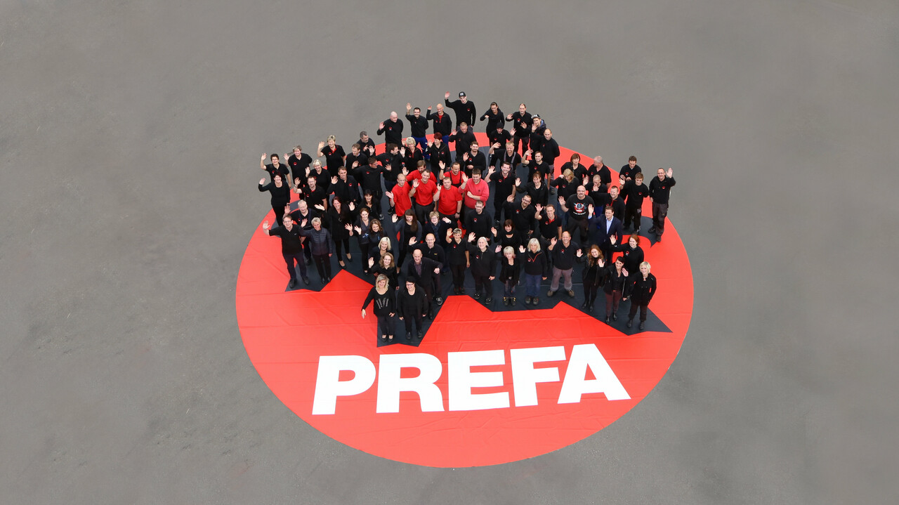 Photo d'un interlocteur PREFA souriant.