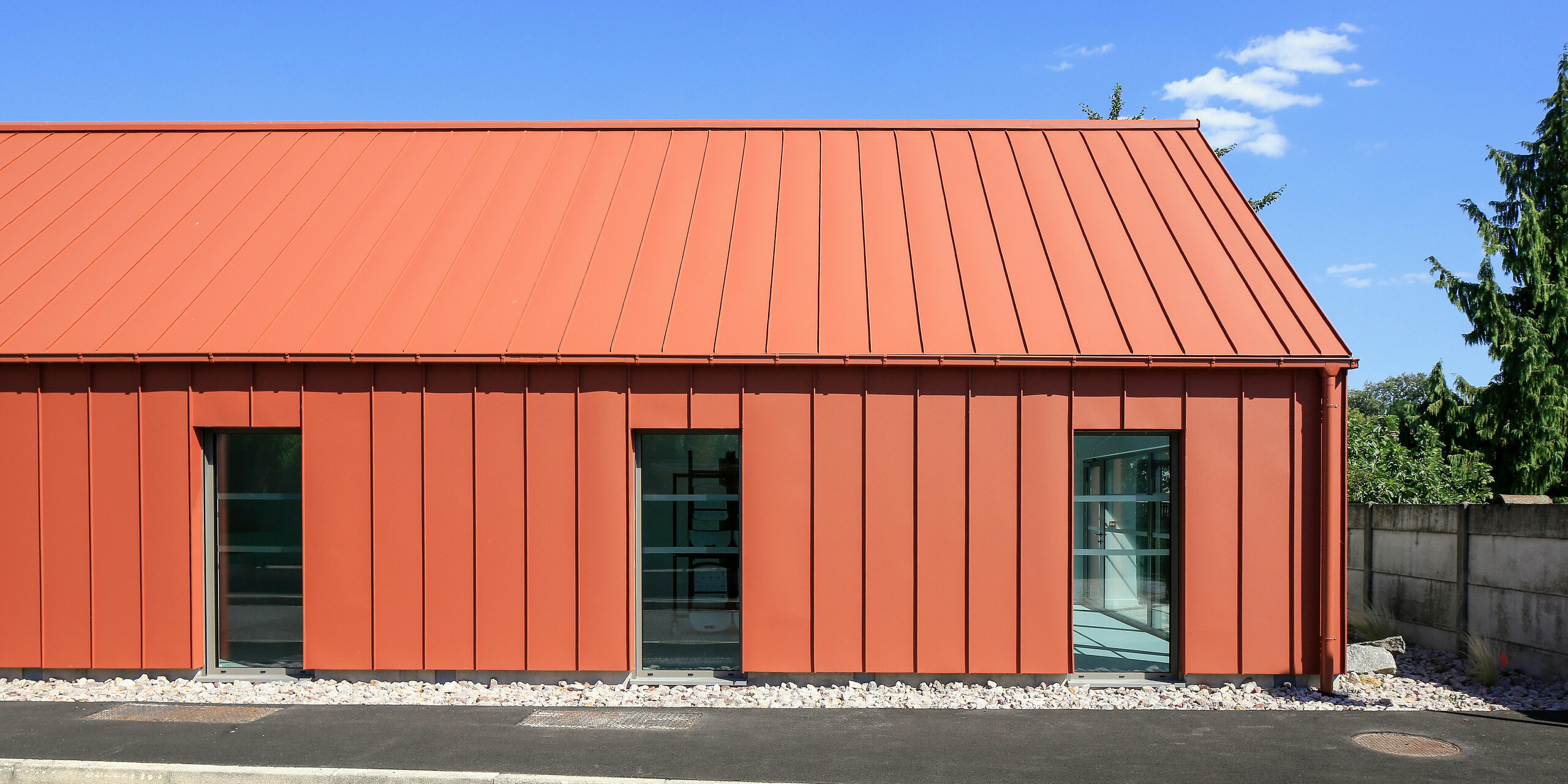 Système de toiture et de façade PREFALZ en rouge tuile P.10 sur le presbytère de Chalampé