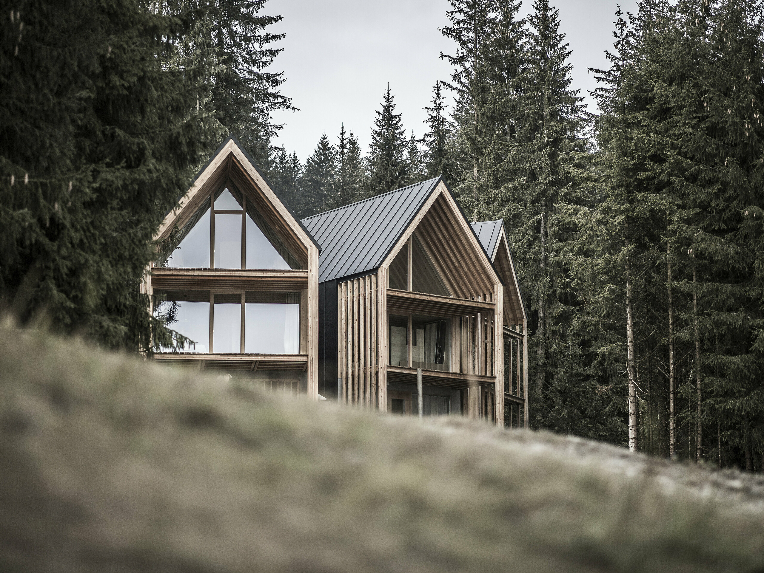 Aufnahme der drei Chalets von der Südseite des Grundstücks.