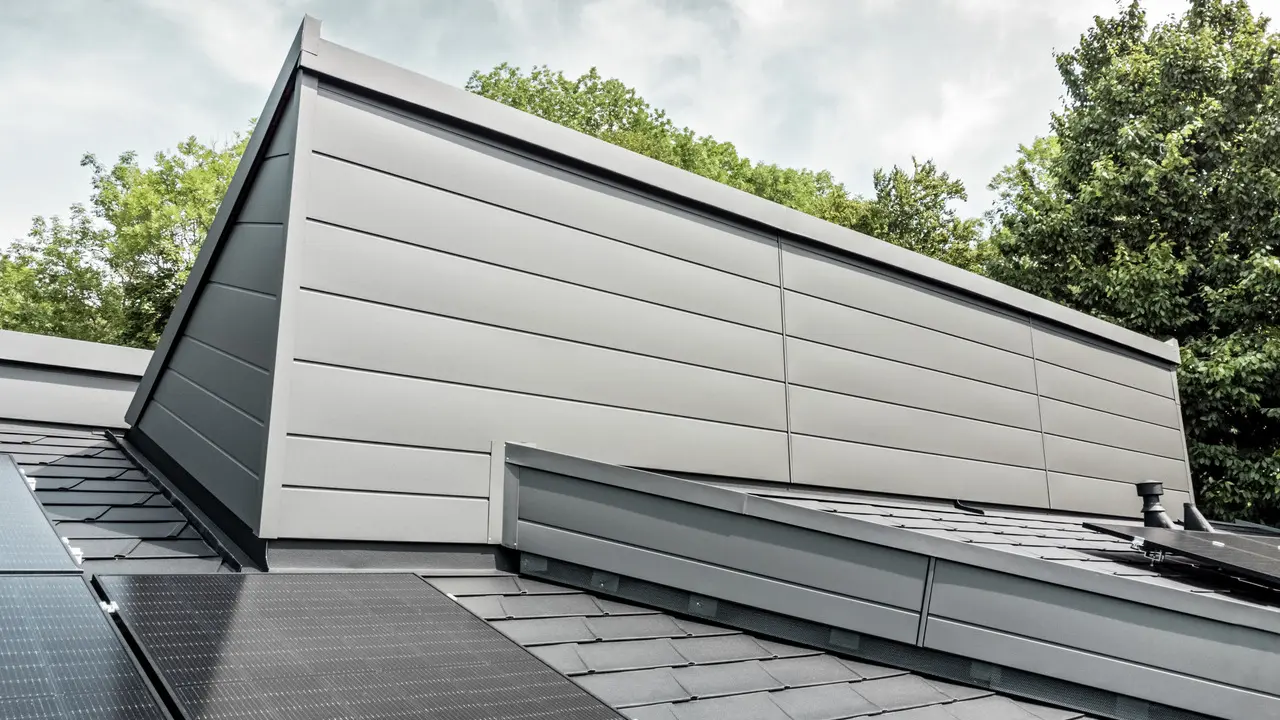 Extension moderne - la façade à été revêtue de Siding PREFA en gris sombre.