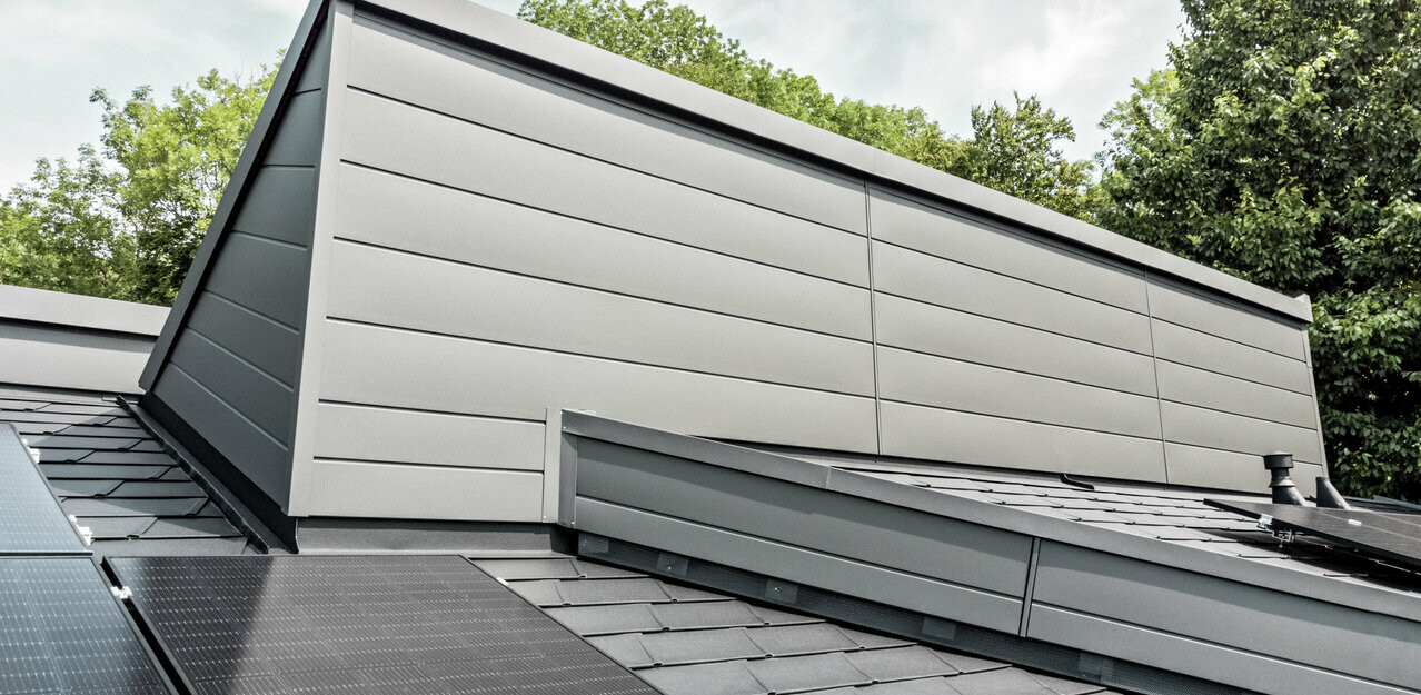 Extension moderne - la façade à été revêtue de Siding PREFA en gris sombre.