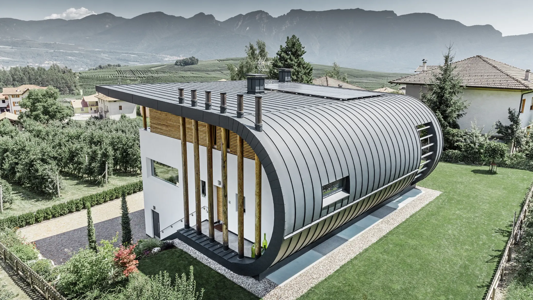 Vue aérienne de la Casa Giovannini en Italie, avec façade arrondie en Prefalz couleur P.10 anthracite.