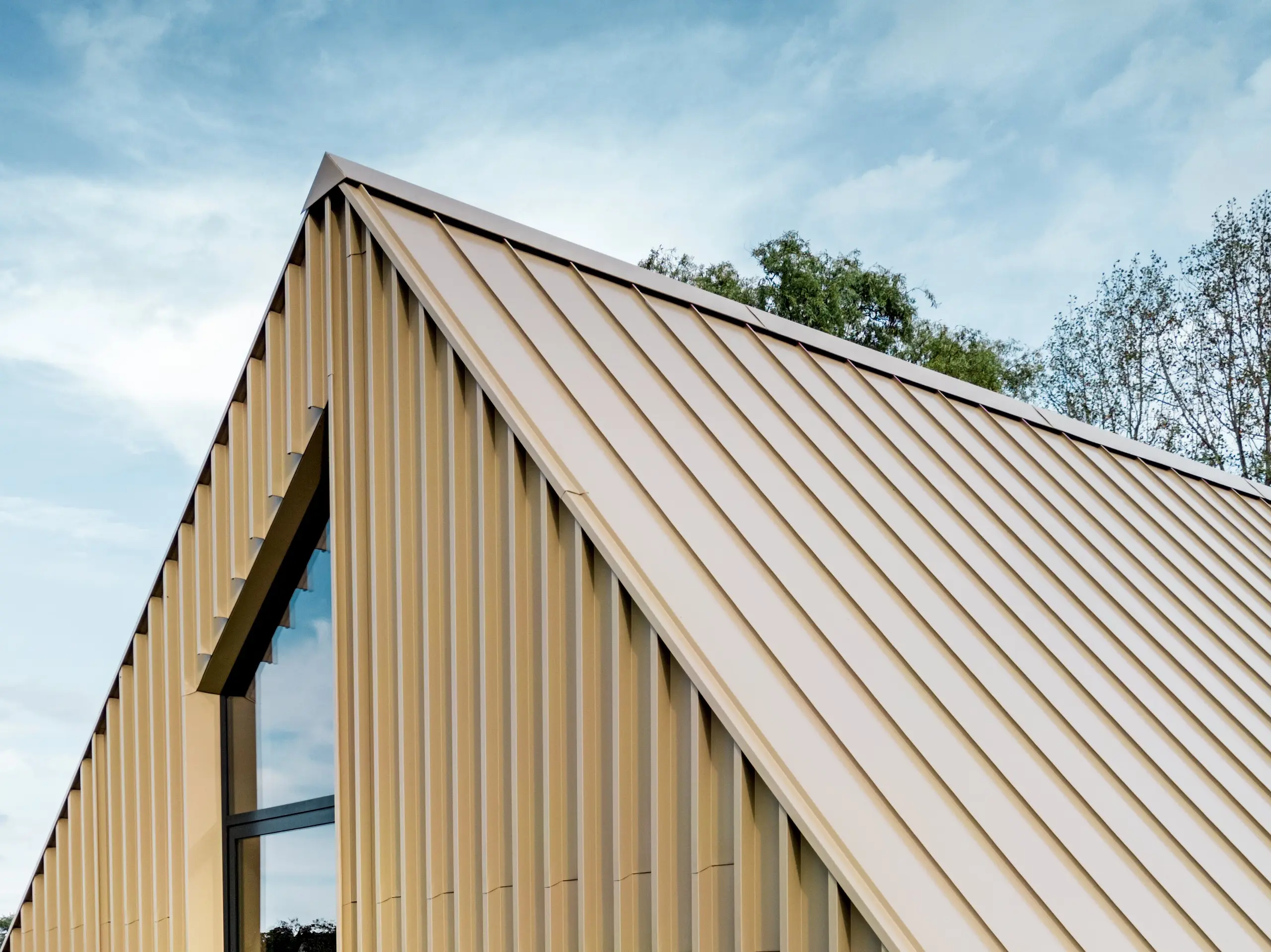 PREFA Falzonal Fassade im Farbton Neukupfer