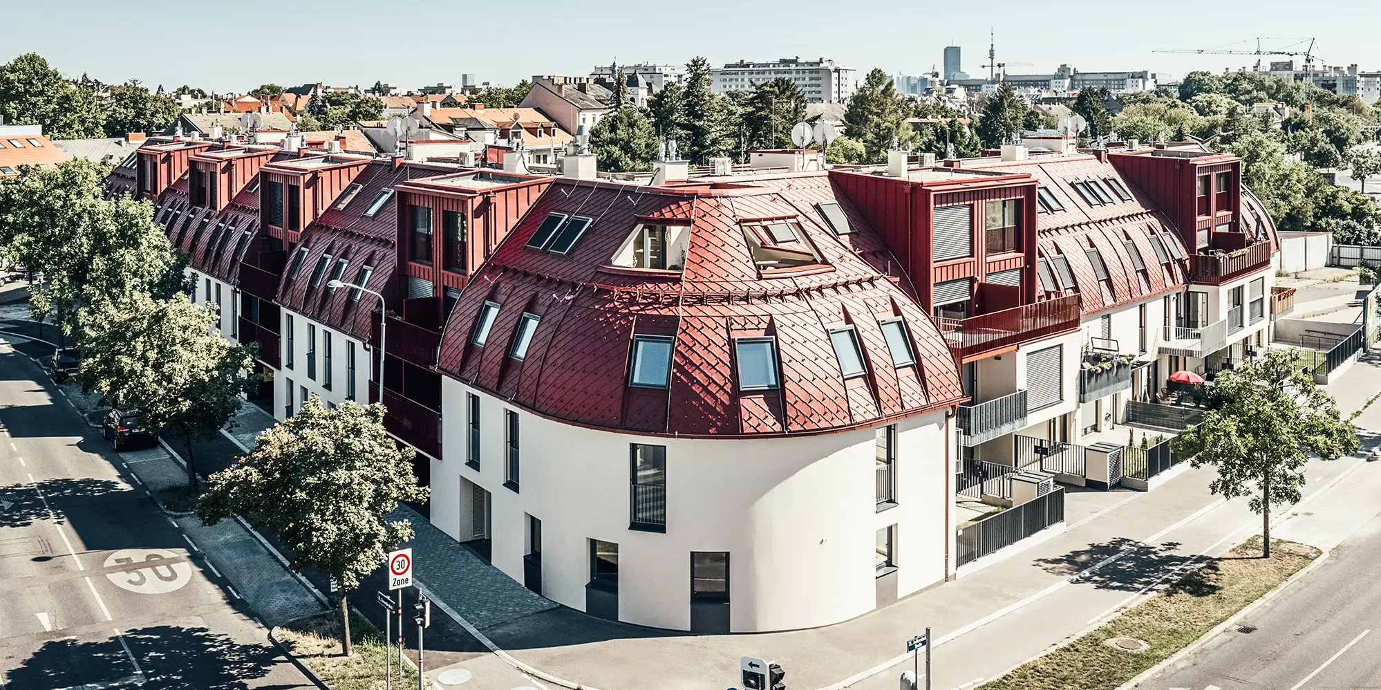 Vue sur la résidence Schöneck 13 et ses toits arrondis, conçue par le cabinet d'architectes schneider+schumacher.