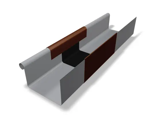 La photo montre un joint de dilatation (gouttière carrée) PREFA avec boudin et cache en aluminium gris-brun de haute qualité. Cet élément d'assemblage est utilisé pour prolonger les gouttières carrées et garantit un raccord étanche, durable et esthétique dans le système d'évacuation des eaux pluviales. Le joint de dilatation (gouttière carrée) est disponible dans les dimensions 280, 333 et 400.