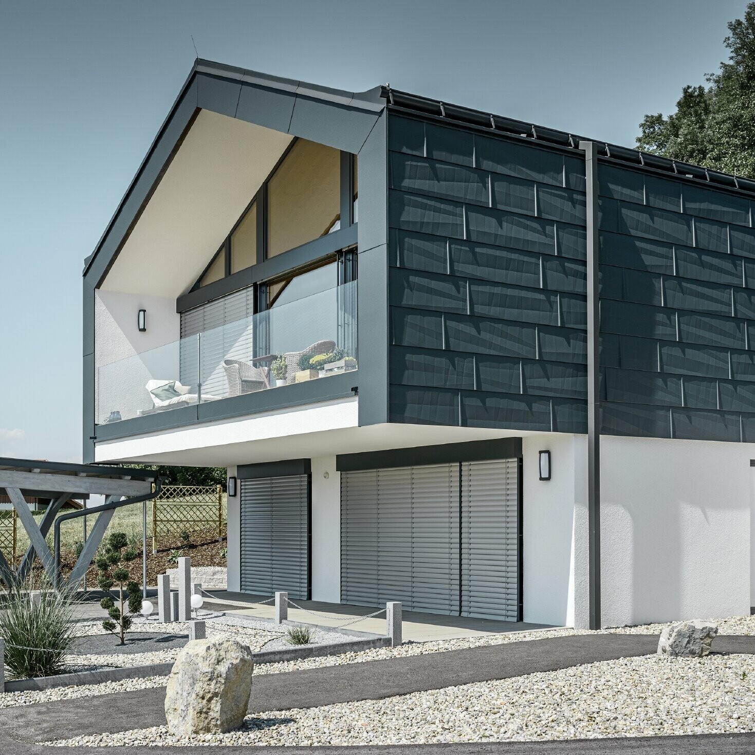 Maison en copropriété avec large façade vitrée — Toiture et façade réalisées avec des panneaux FX.12 PREFA couleur anthracite