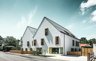 Vue de face du foyer d'Augsburg, on aperçoit la toiture en PREFALZ et le ciel bleu