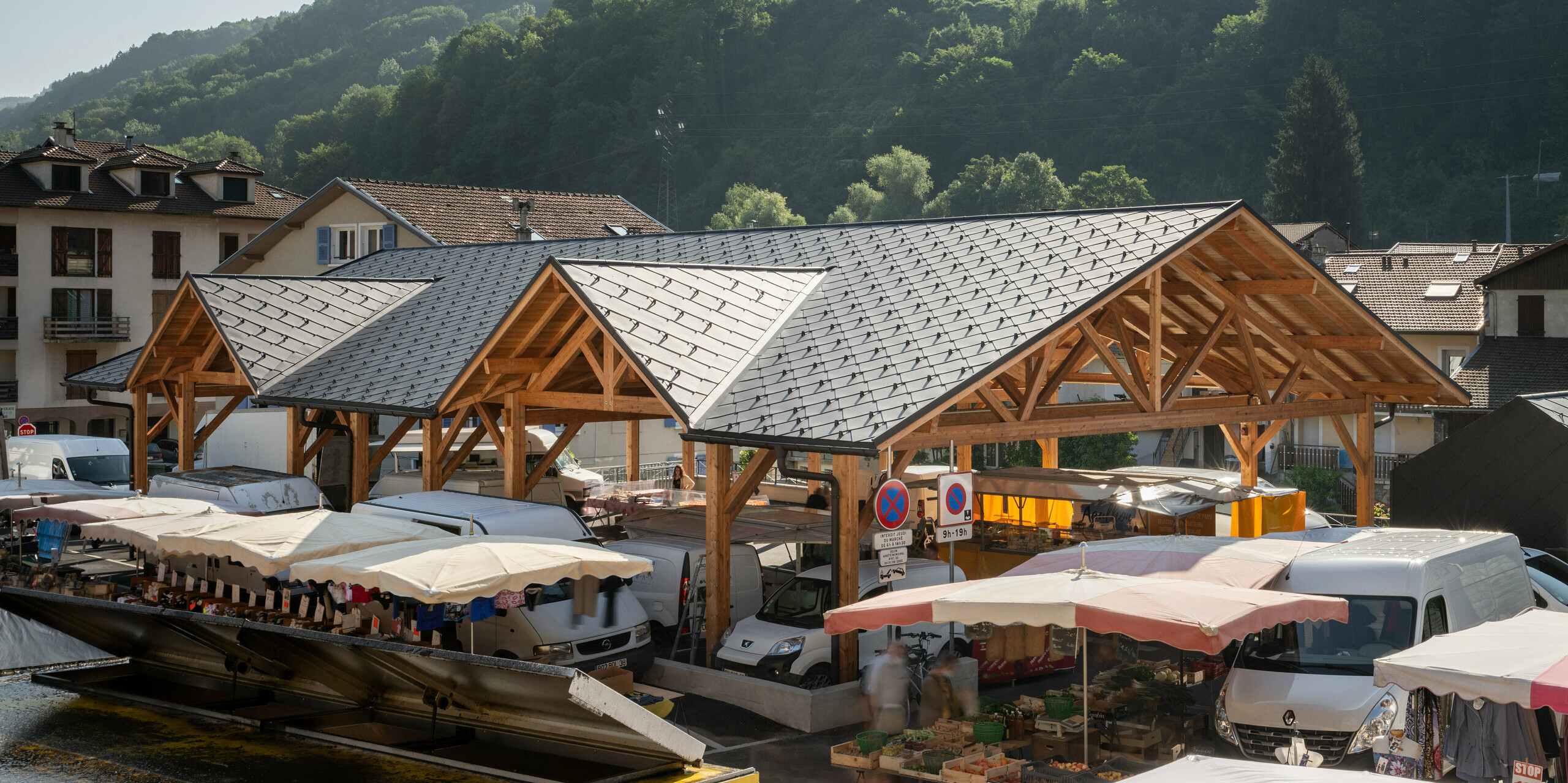 Eine Halle in Allevard wurde mit der PREFA Dachraute 44x44 in P.10 Nussbraun eingedeckt.