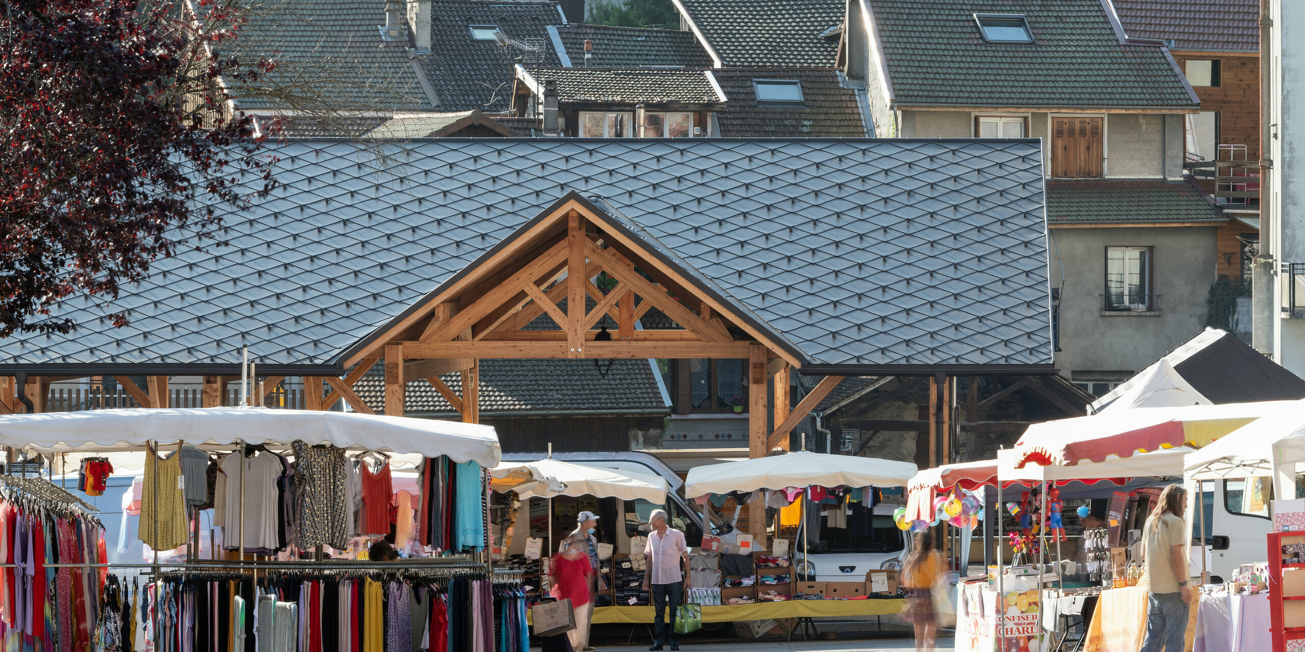 Eine Halle in Allevard wurde mit der PREFA Dachraute 44x44 in P.10 Nussbraun eingedeckt.