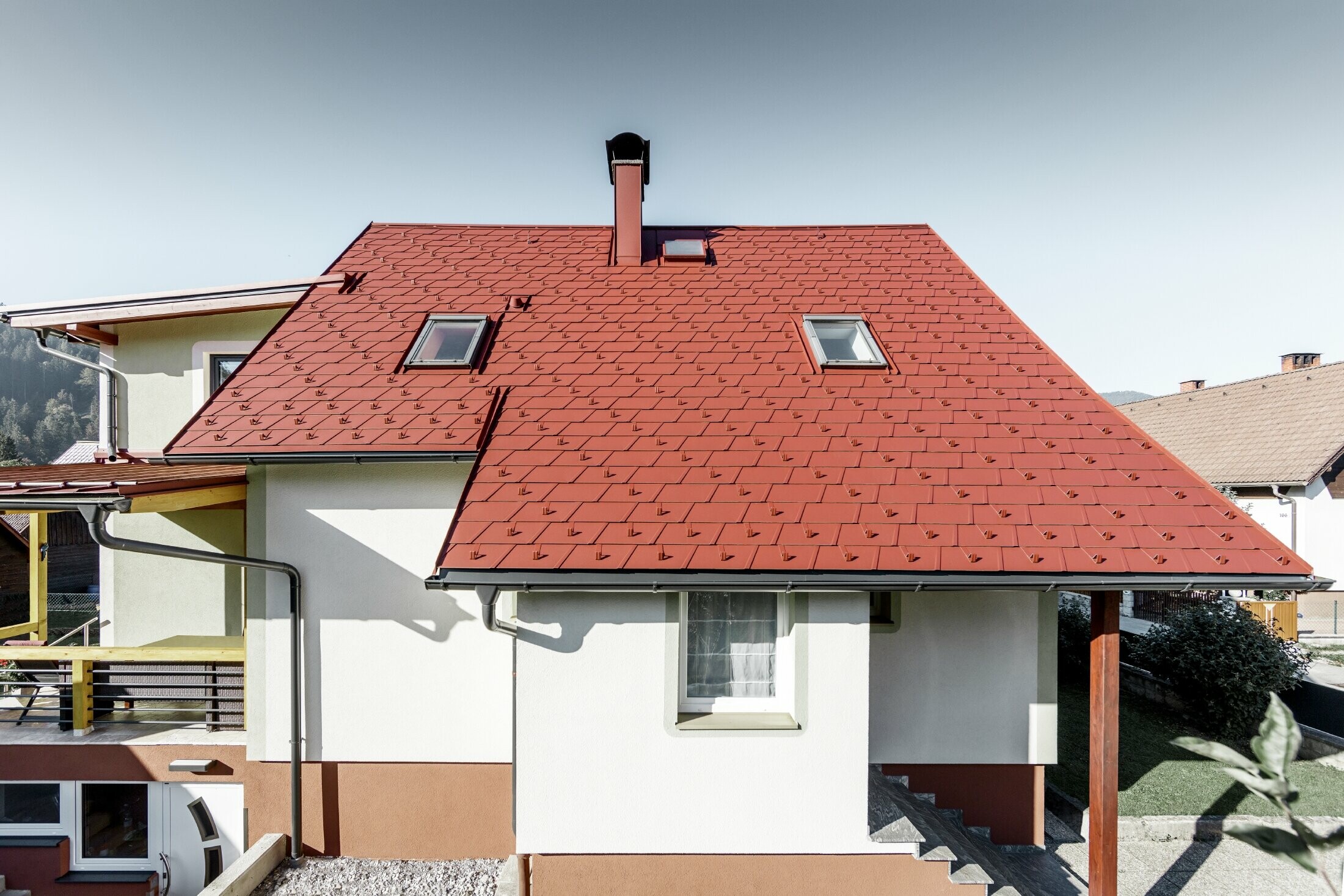 Maison individuelle rénovée avec toiture couverte de bardeaux de toiture PREFA. Le choix s’est porté sur le DS.19 de couleur rouge oxyde.