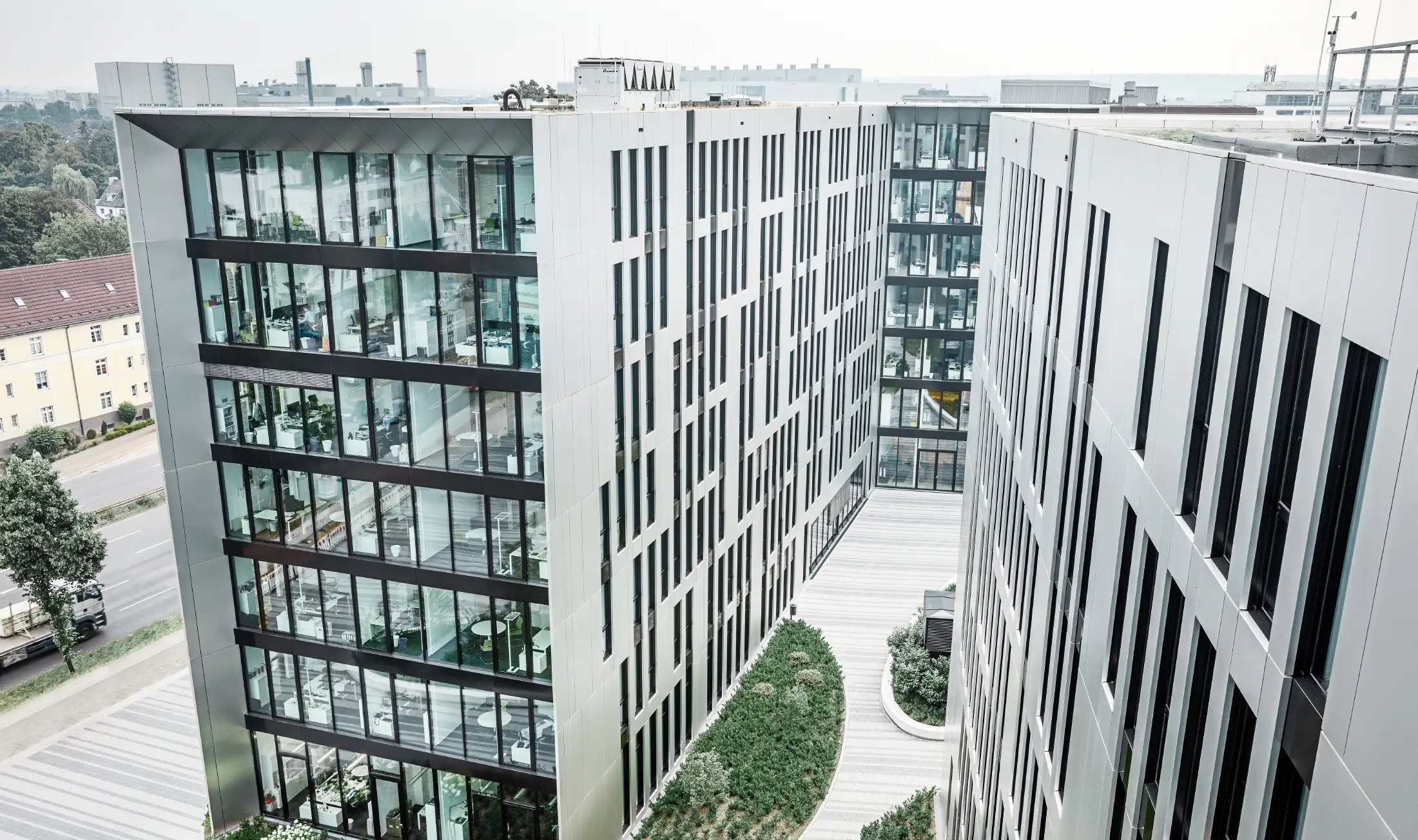 Complexe architectural Clara et Robert au centre de Düsseldorf — Façades en aluminium futuristes réalisées avec des panneaux composites PREFA en aluminium brossé.