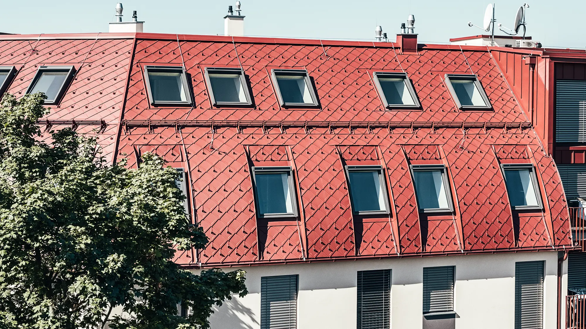 Unterschiedliche Ansichten und Nahaufnahmen der Dachlandschaft des Gebäudes.
