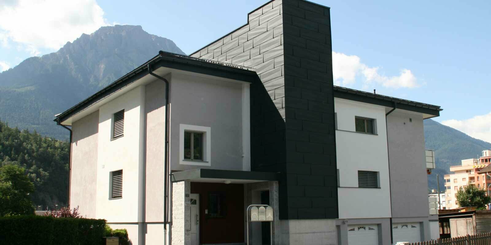 Extension et revêtement de façade à l’aide de panneaux de façade FX.12 PREFA couleur P.10 anthracite