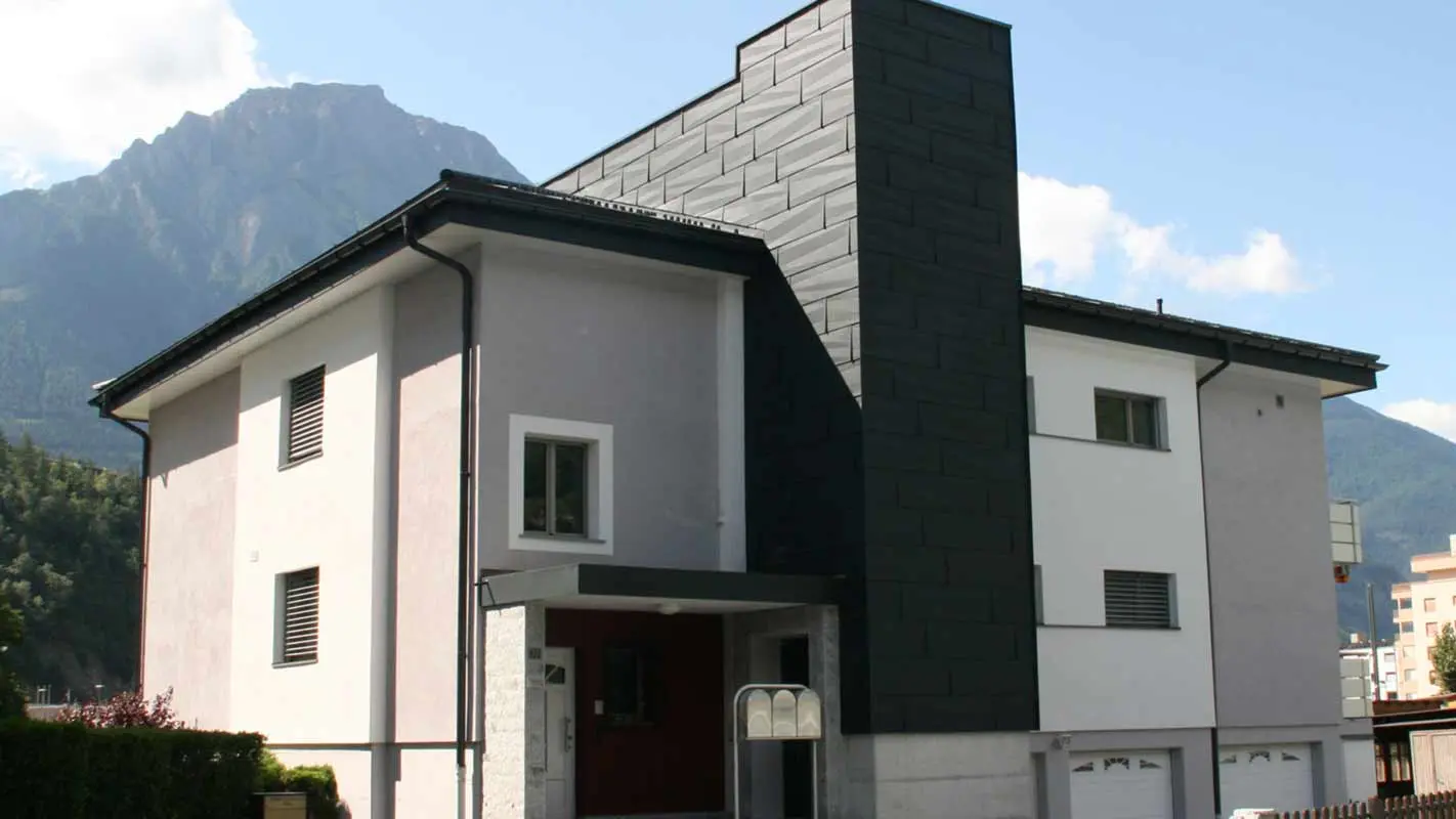 Extension et revêtement de façade à l’aide de panneaux de façade FX.12 PREFA couleur P.10 anthracite