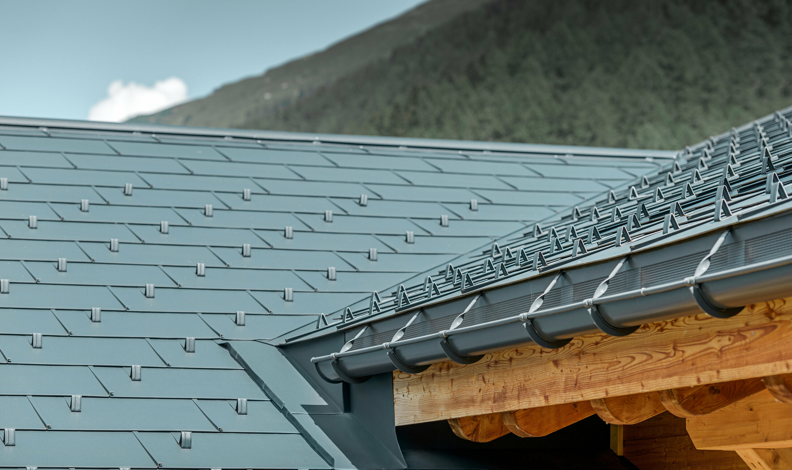 Detailansicht der neu sanierten Dachfläche mit dem PREFA Dachpaneel FX.12 in Anthrazit