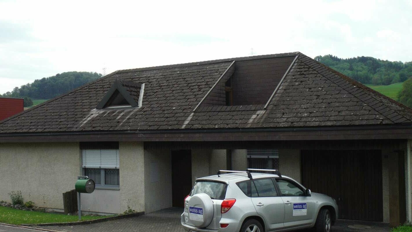 Vor der Dachsanierung mit der PREFA Dachplatte inklusive Spitzgaube