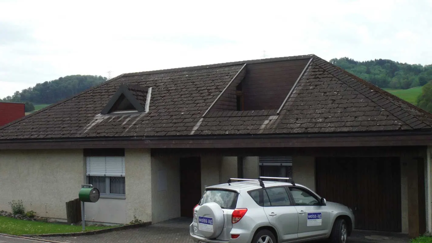 Avant la rénovation de toiture à l’aide de tuiles PREFA, outeau inclus
