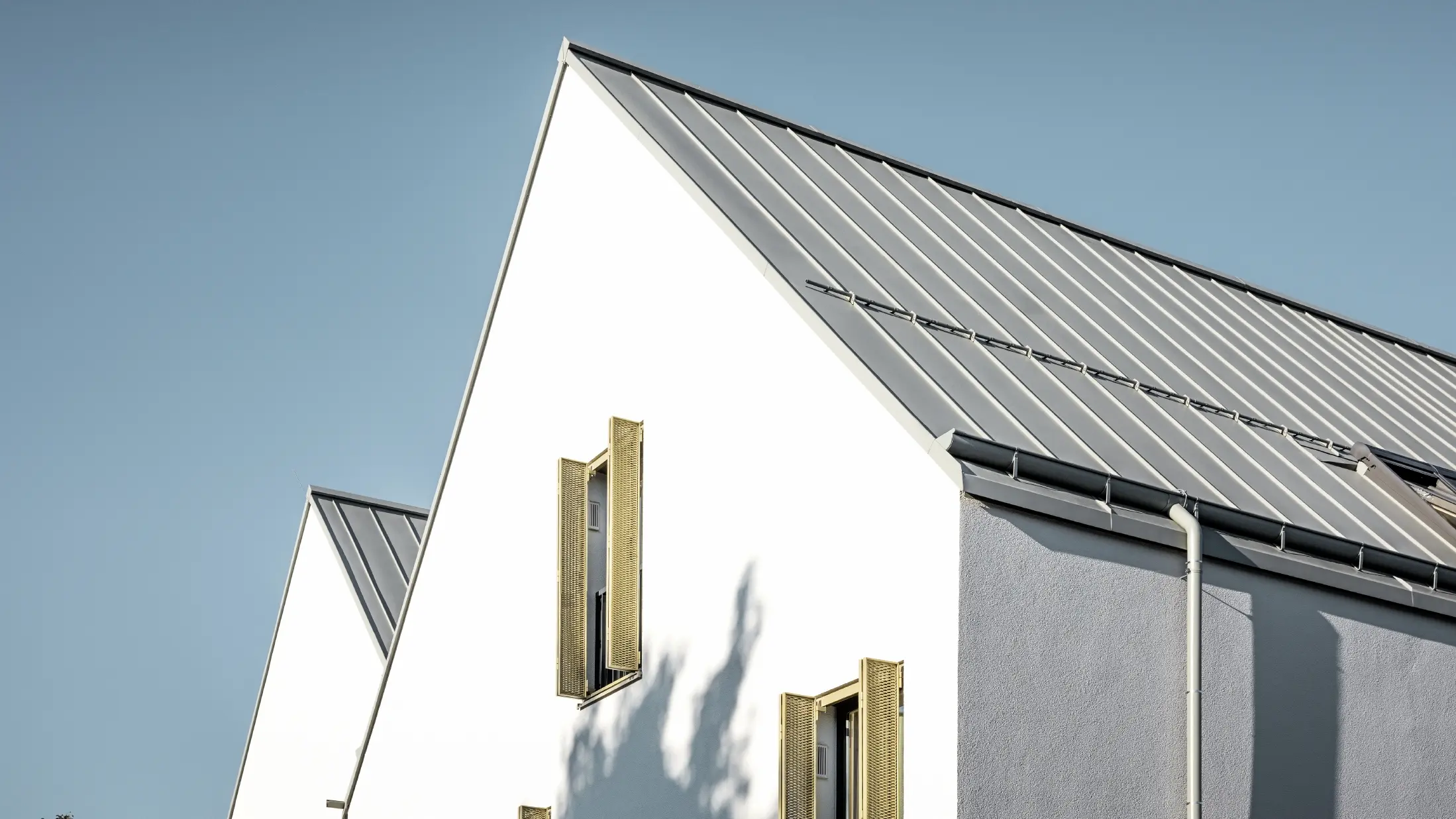 Toit à pignon sans avant-toit, recouvert de PREFALZ en P.10 gris de zinc avec gouttière havraise PREFA