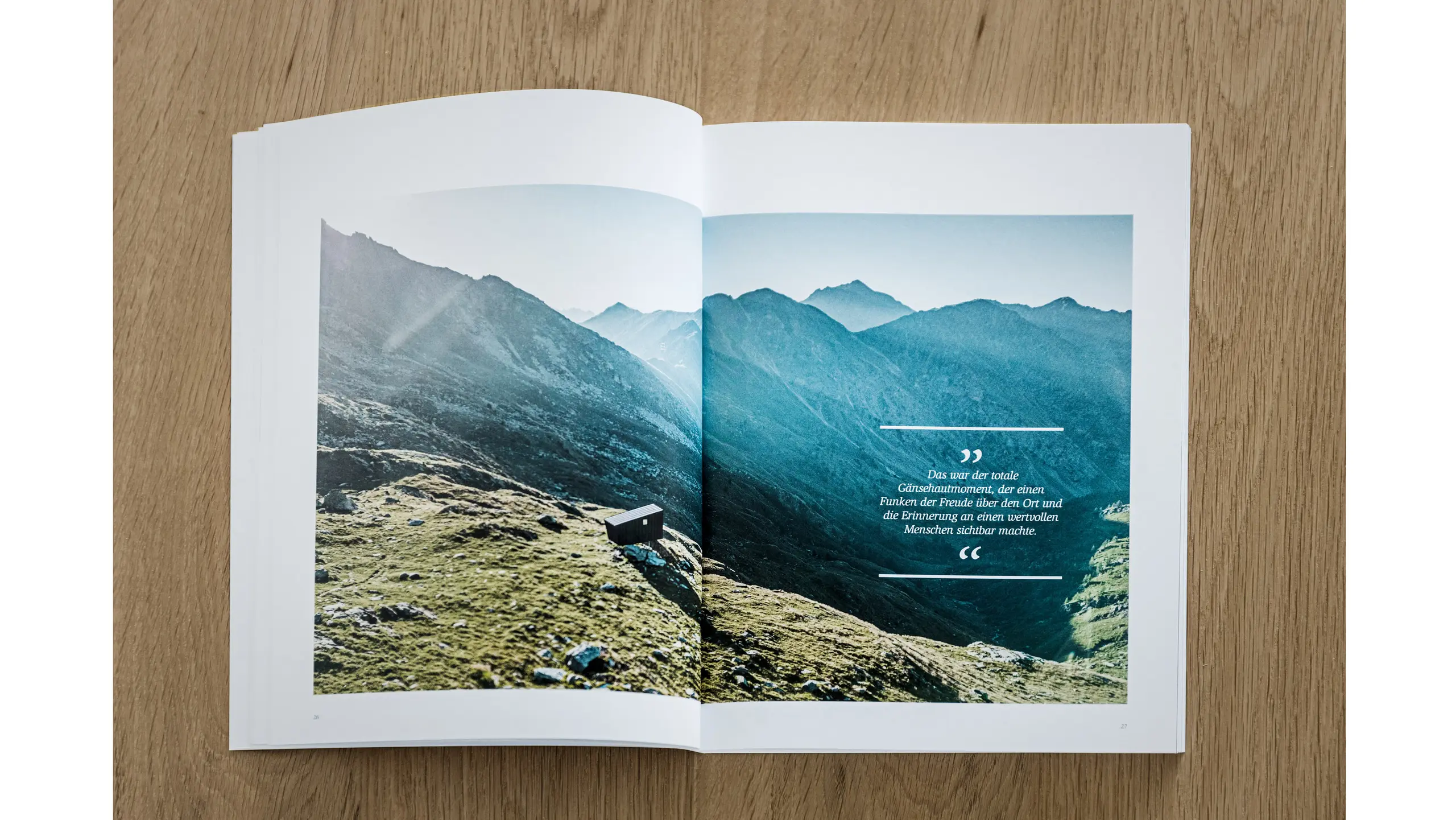 Blick auf einen Beitrag im geöffneten Buch.
