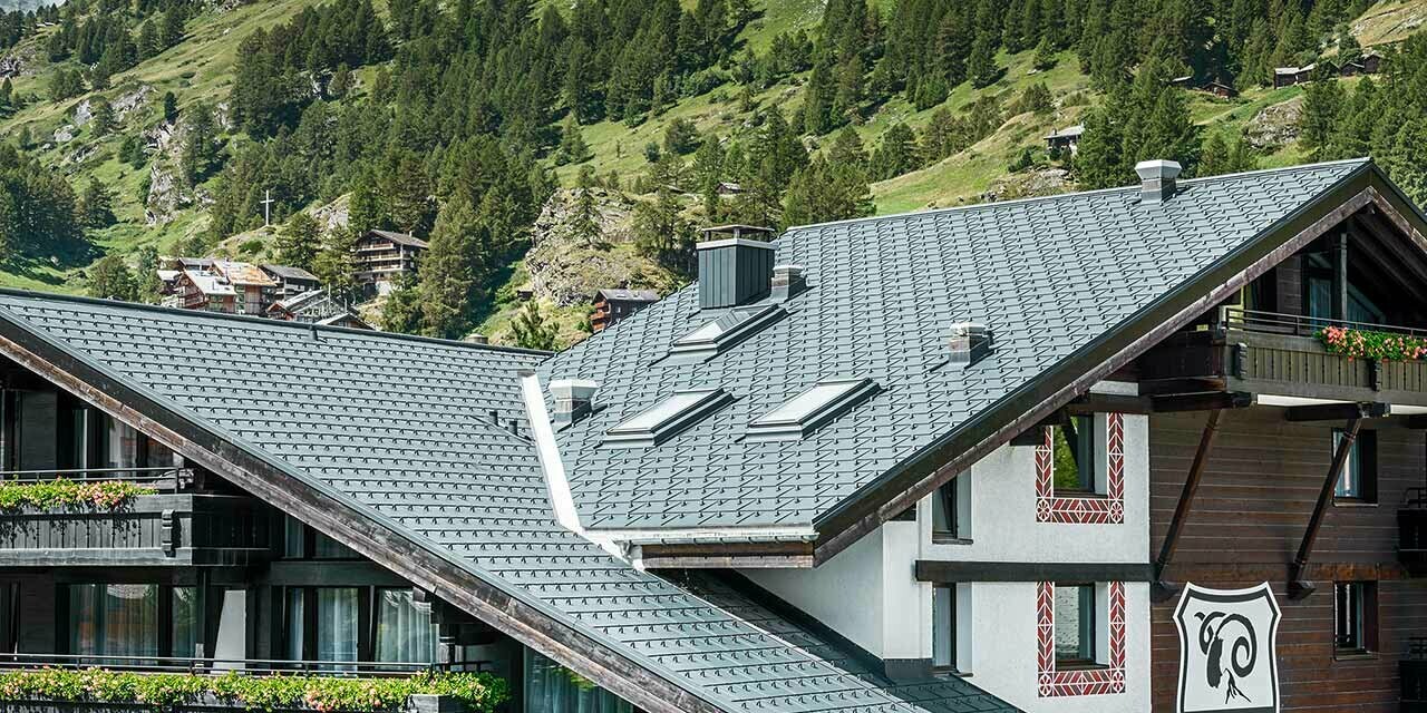 Hôtel Alpenhof à Zermatt avec balcons, façade en bois foncé et le Cervin en toile de fond — Toiture en aluminium PREFA de couleur anthracite