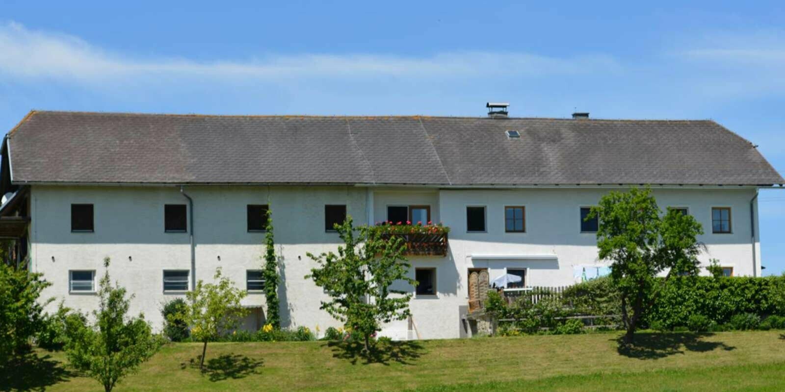 Maison avant la rénovation de toiture à l’aide de tuiles PREFA, en Autriche. Auparavant fibrociment Eternit