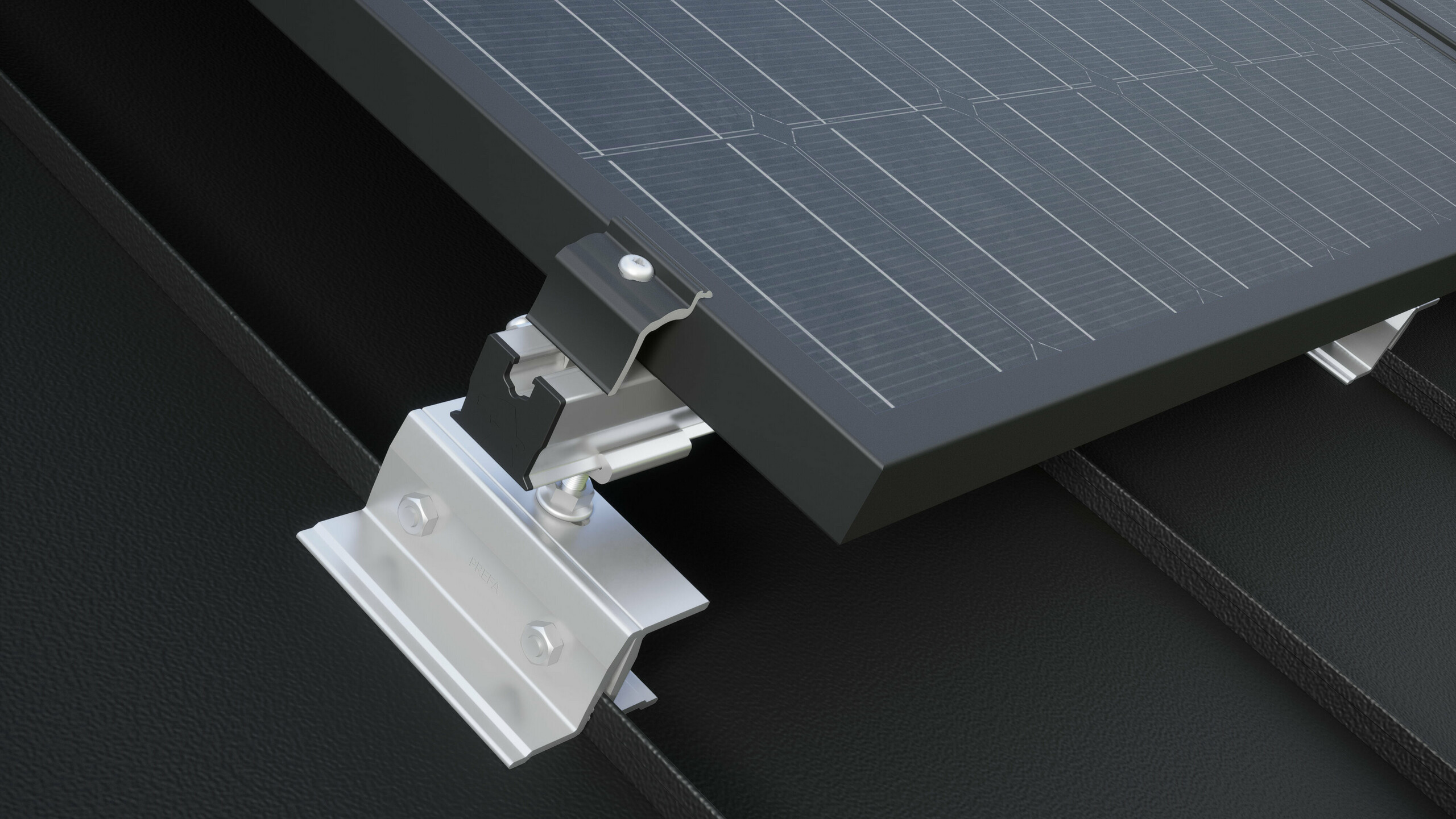 Gros plan sur le support solaire PREVARIO PREFALZ, monté sur une toiture PREFA foncée qui supporte le rail de support. Le module solaire a été fixé au rail de support à l'aide de la borne de fin PREVARIO.