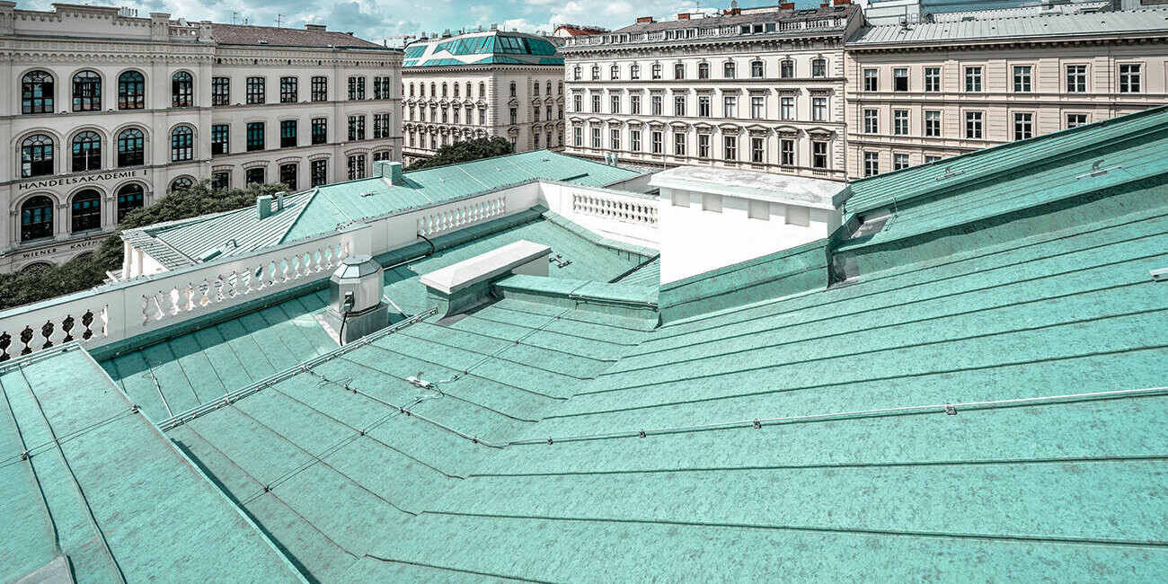 Nahaufnahme des Prefalz-Daches in P.10 patinagrün des Künstlerhauses in Wien.