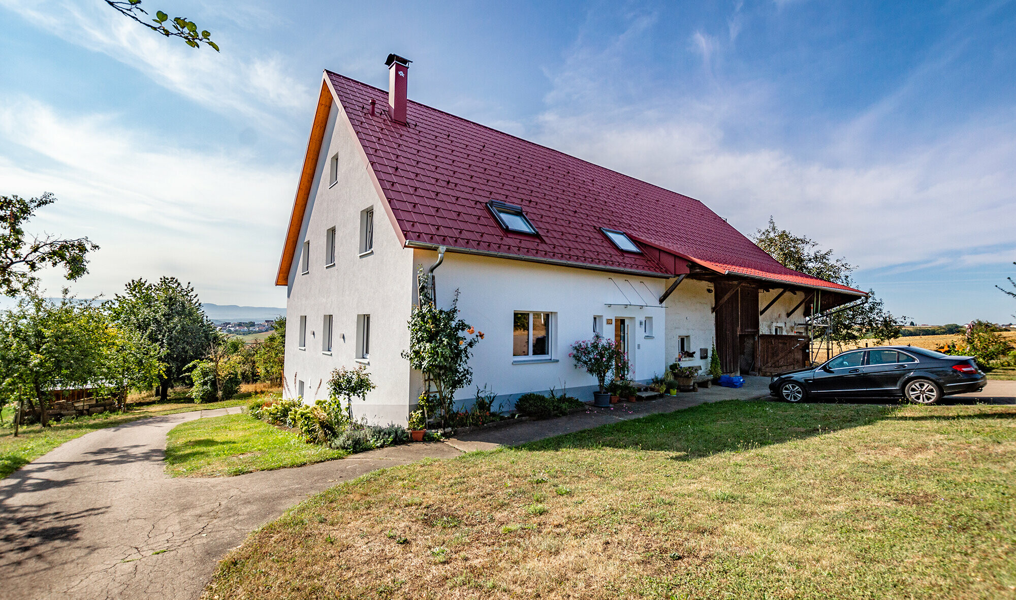 Alter kleiner Bauernhof am Land, schön saniert mit der PREFA Dachplatt in Oxydrot.