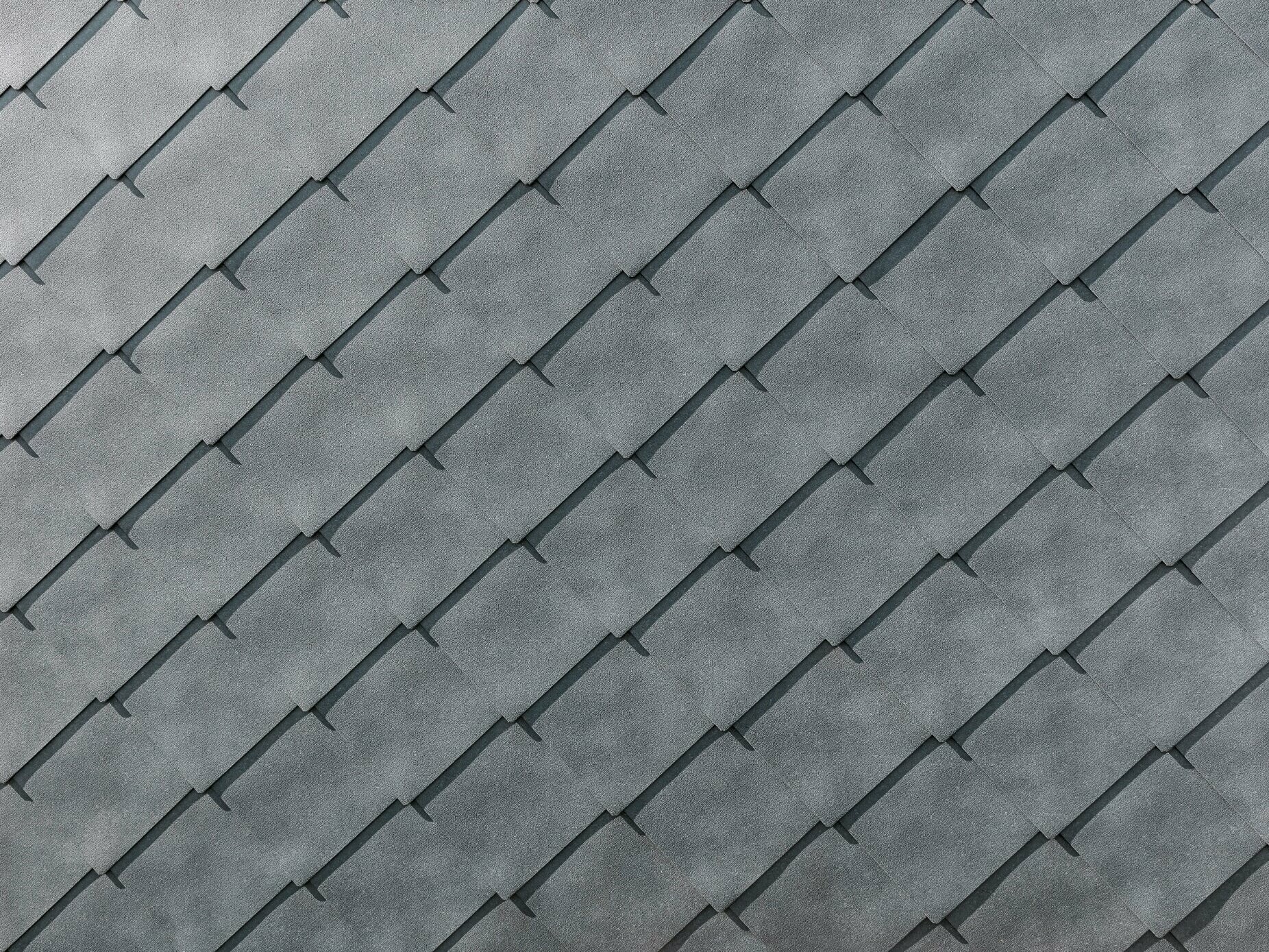 Gros plan du losange de façade 44 x 44 en aluminium PREFA en P.10 gris pierre