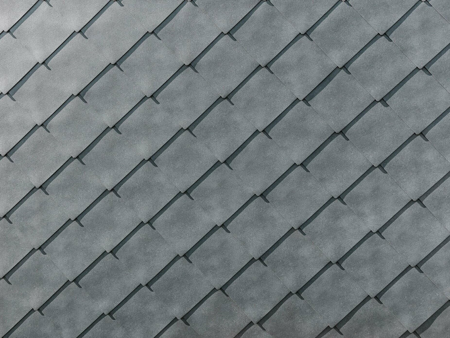 Gros plan du losange de façade 44 x 44 en aluminium PREFA en P.10 gris pierre