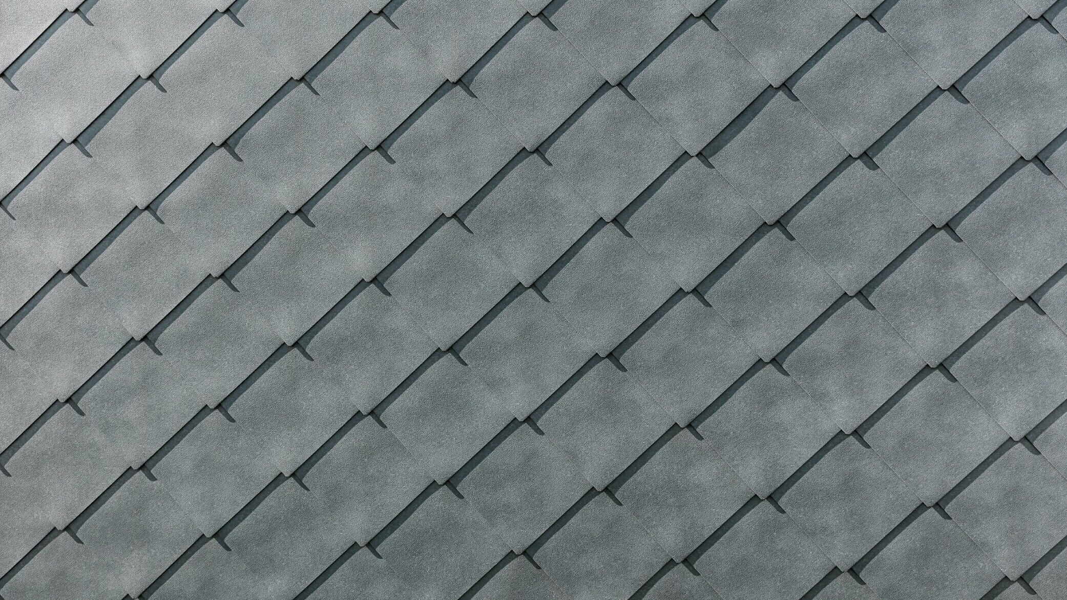Detailaufnahme der PREFA Aluminium Wandrauten 44 × 44 in P.10 Steingrau