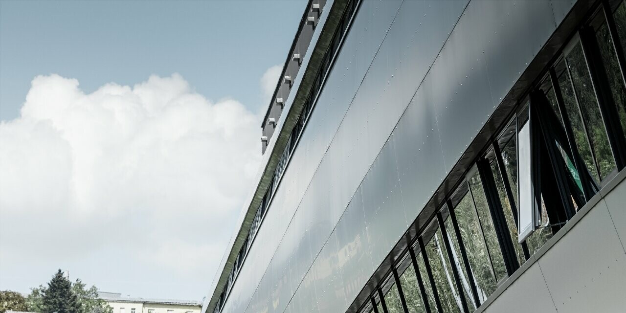 Vue de côté du tube de l’Allianz Stadion à Vienne pour le SK Rapid ; le tube est habillé avec le panneau composite en aluminium couleur argent métallisé.