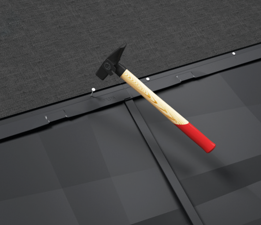 Le panneau de toiture FX.12 PREFA est fixé au produit au moyen d’une bande adhésive, avec des clous sur la sous-structure.